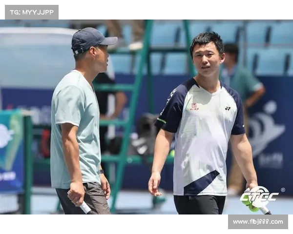 网球赛场激烈角逐精彩纷呈，顶级选手拼搏奋战为荣誉而战